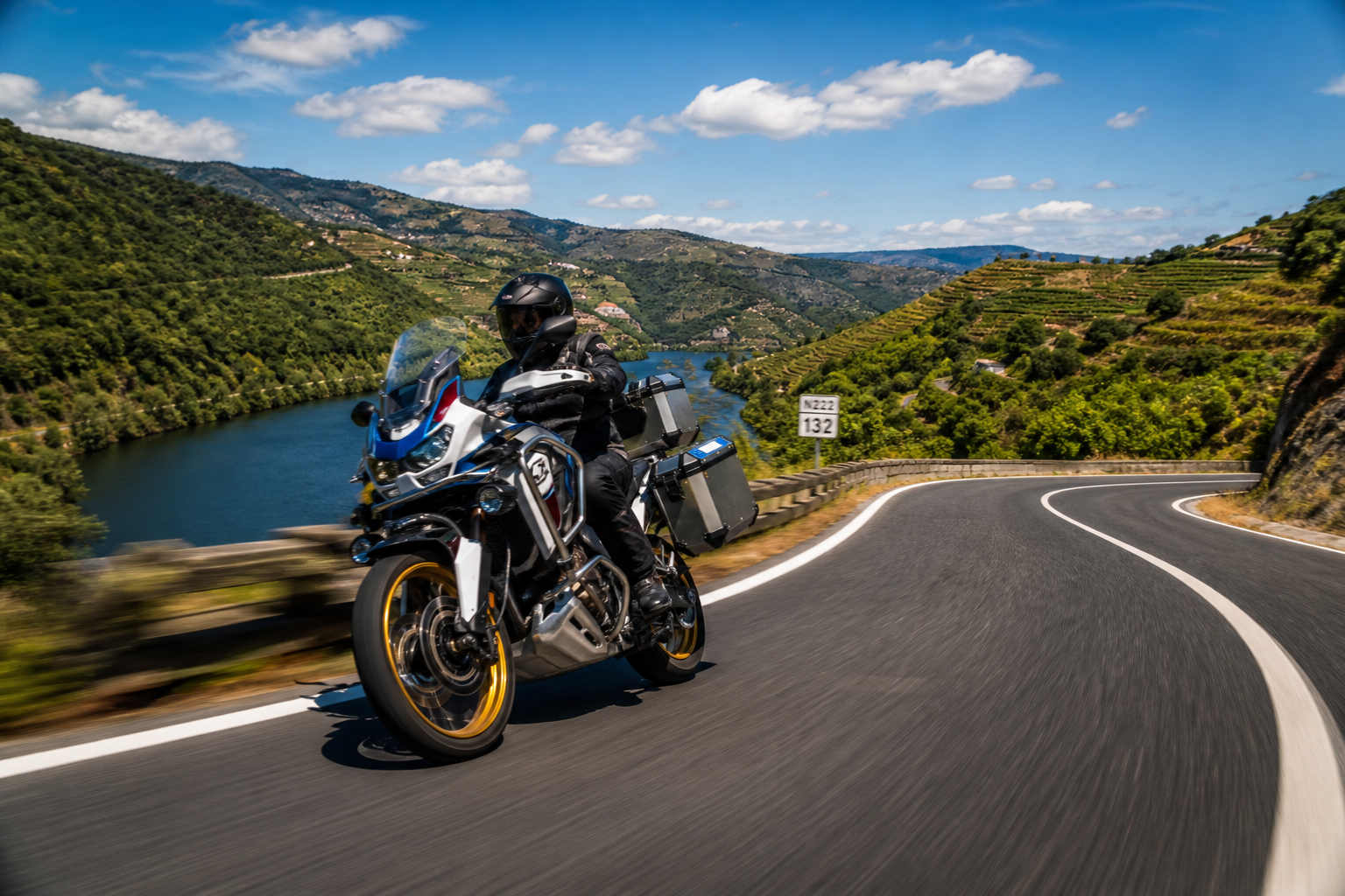 Moto em estrada asfaltada